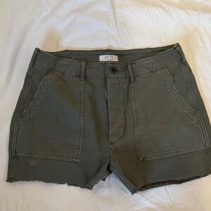 AE 77 American Eagle Outfitters Women's Cargo Shorts in Olive, Sz 8